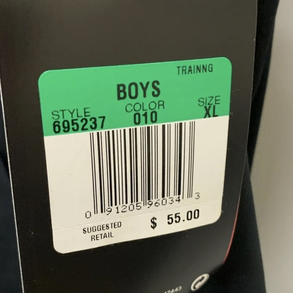 NWT Nike Therma Fit Boy's Gray/ Black Sleeveless Hoodie Size XL MSRP $55 - Picture 3 of 4